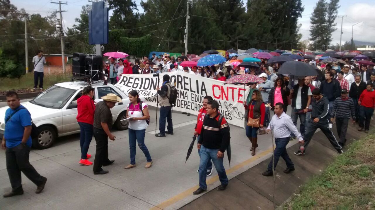 Entre Caos Vial Avanza CNTE En Marcha De Pies Cansados