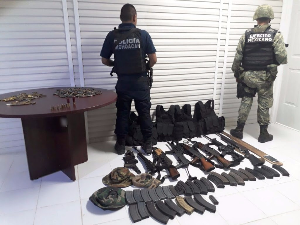 Aseguran Ejército Mexicano y Policía Michoacán armamento en Huetamo