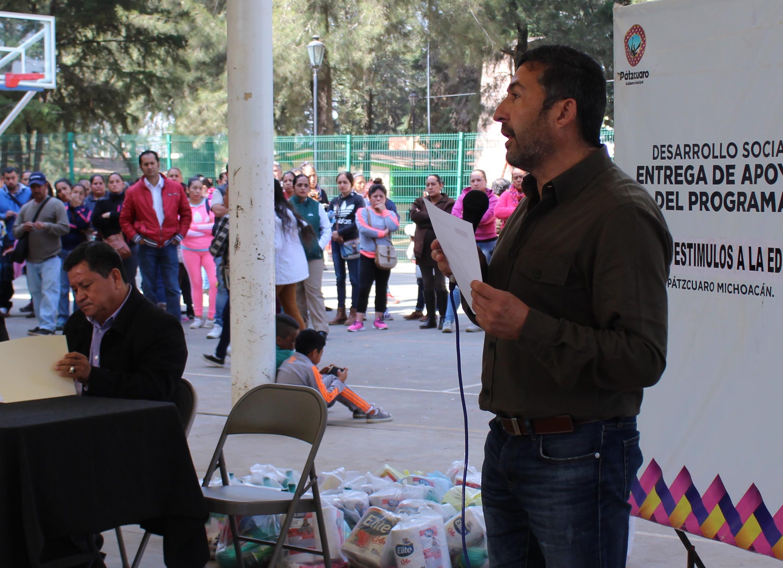 Entregan en Pátzcuaro apoyos para la educación