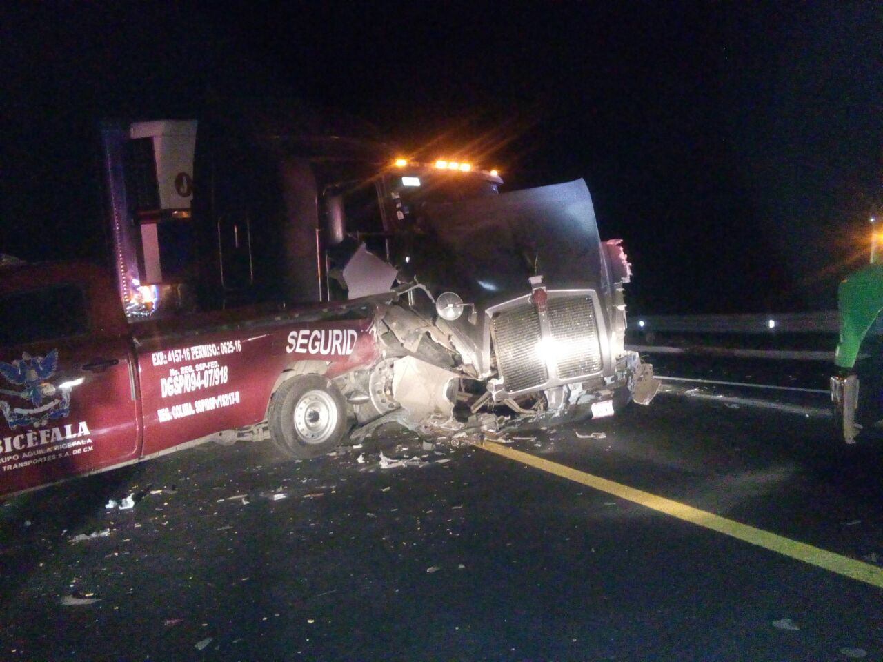 Choque frontal entre tráiler y camioneta deja un herido en la Siglo 21