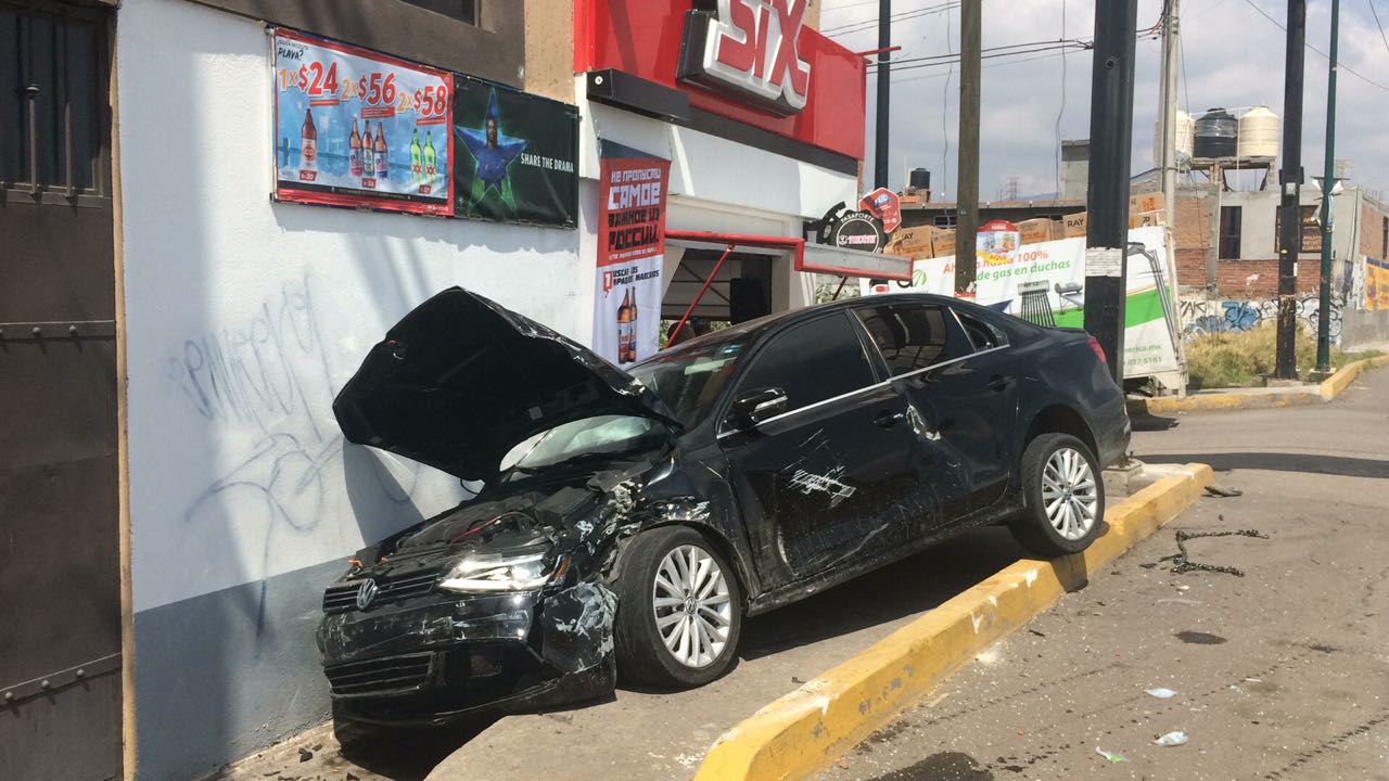 Choque en Morelia deja cuantiosos daños materiales