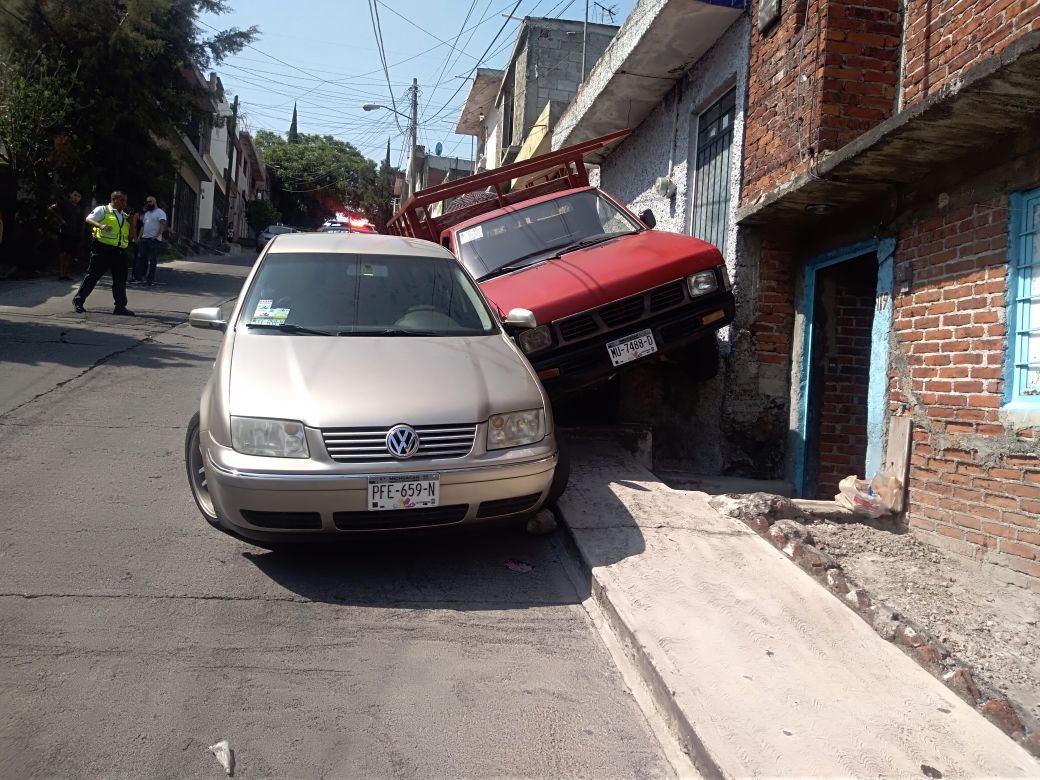 Choca contra vehículo estacionado y atropella a una mujer en Morelia