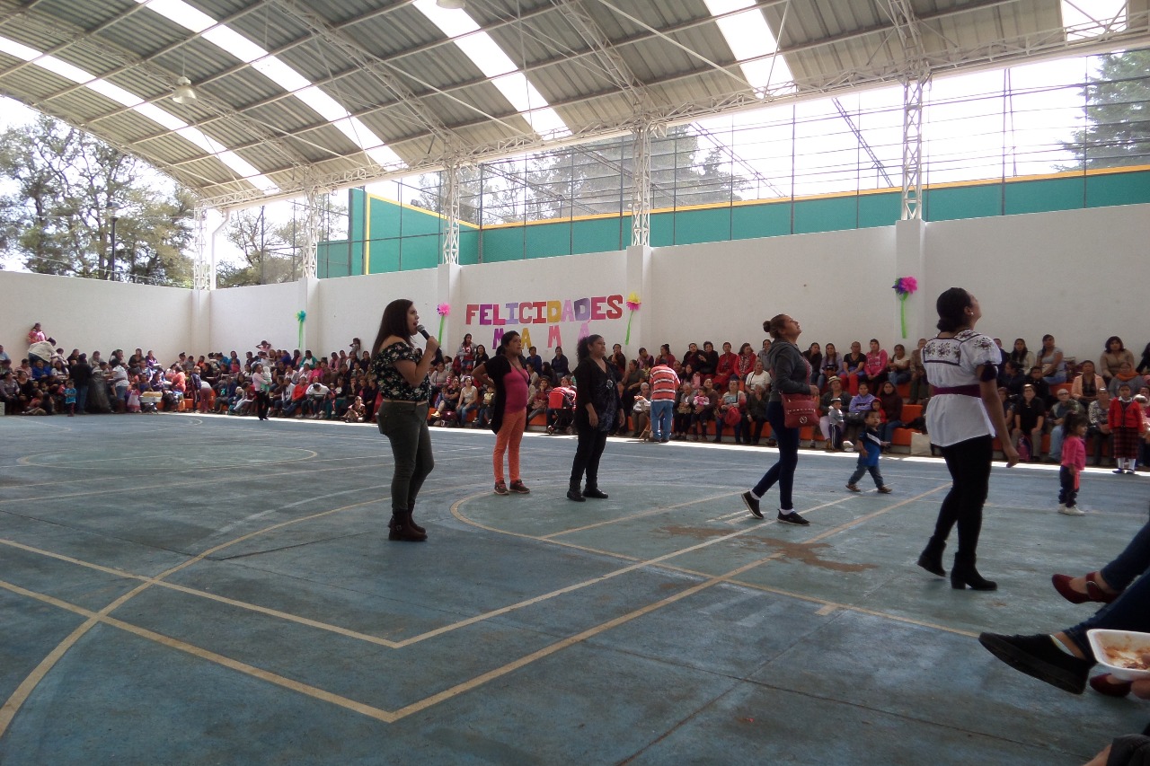 Celebran en la Unidad Deportiva de Pátzcuaro a las mamás