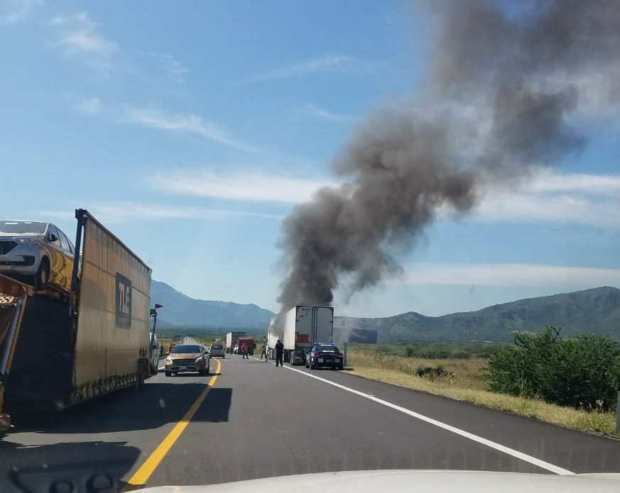 Se incendia tráiler en la Siglo 21 por falla en los frenos Quadratín