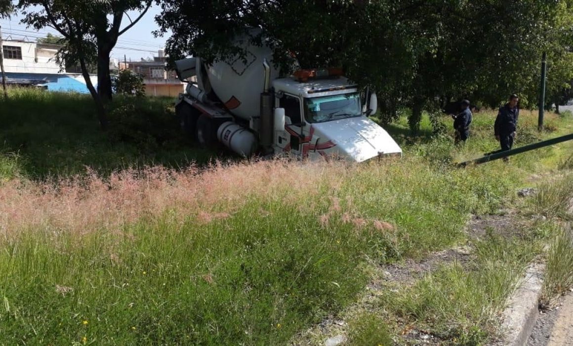 Pierde el control y cae en canaleta del Periférico de Morelia