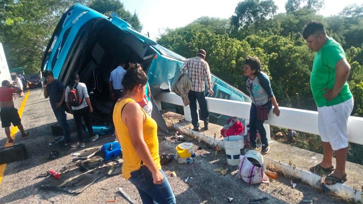 Vuelca autobús de turismo en carretera a la Costa de Oaxaca