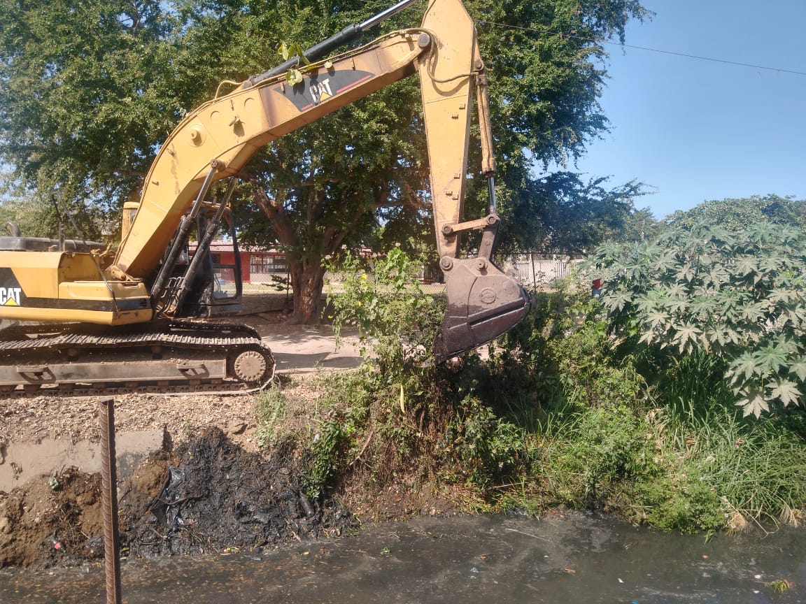 Va 90 de desazolve de canal en colonia Lucio Cabañas en LC