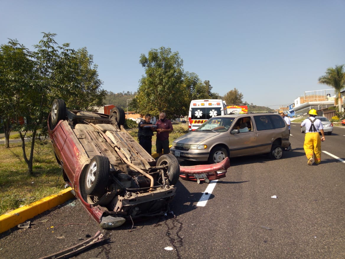 Choque y volcadura en la Morelia Pátzcuaro