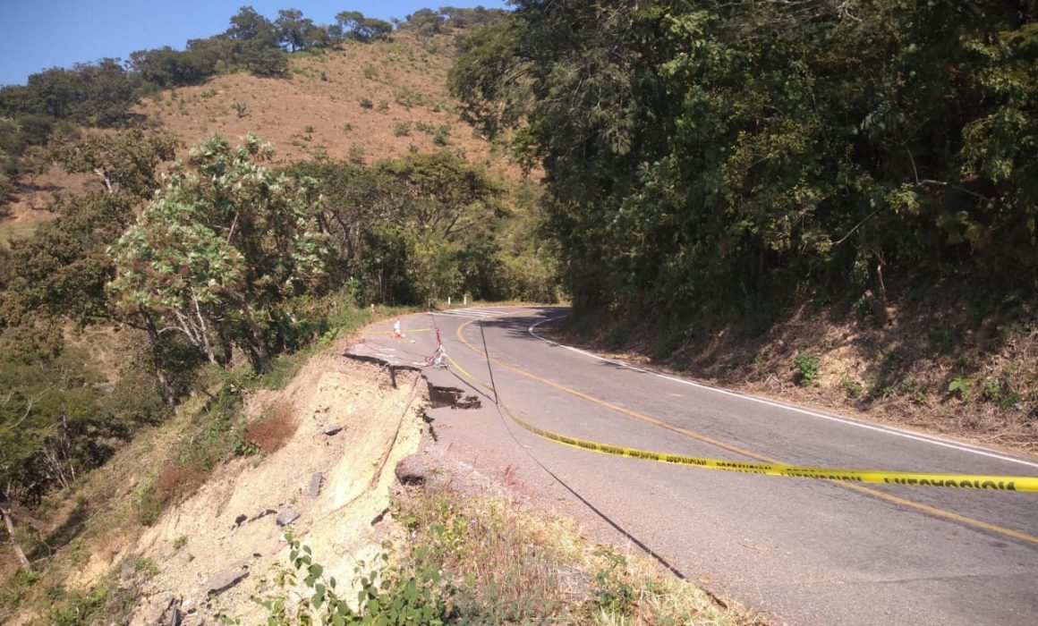 Unen esfuerzos Coalcomán y Chinicuila para eliminar socavón carretero