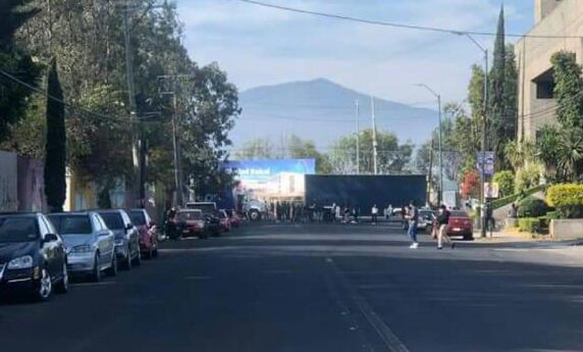 Bloquean paso en Siervo de la Nación Morelia