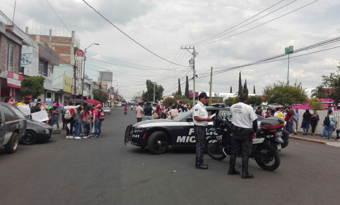 Bloquean normalistas paso en avenida Siervo de la Nación