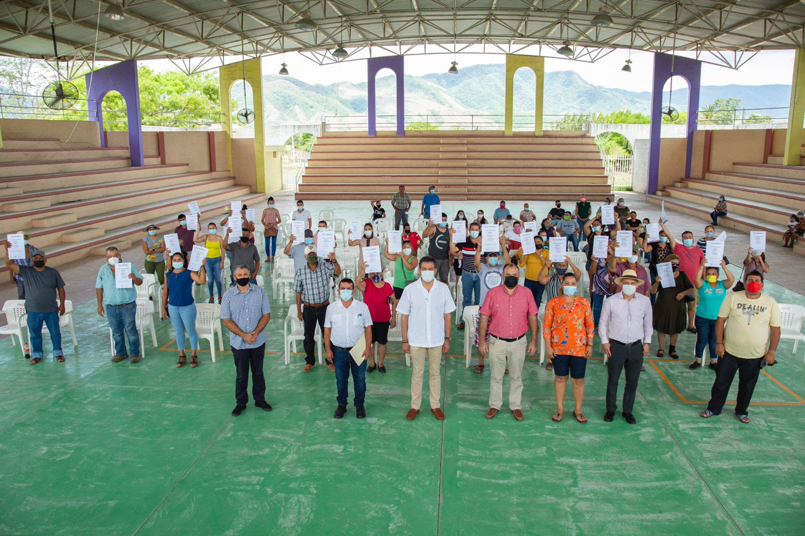 Entrega Semaccdet escrituras a habitantes de Coahuayana Quadratín