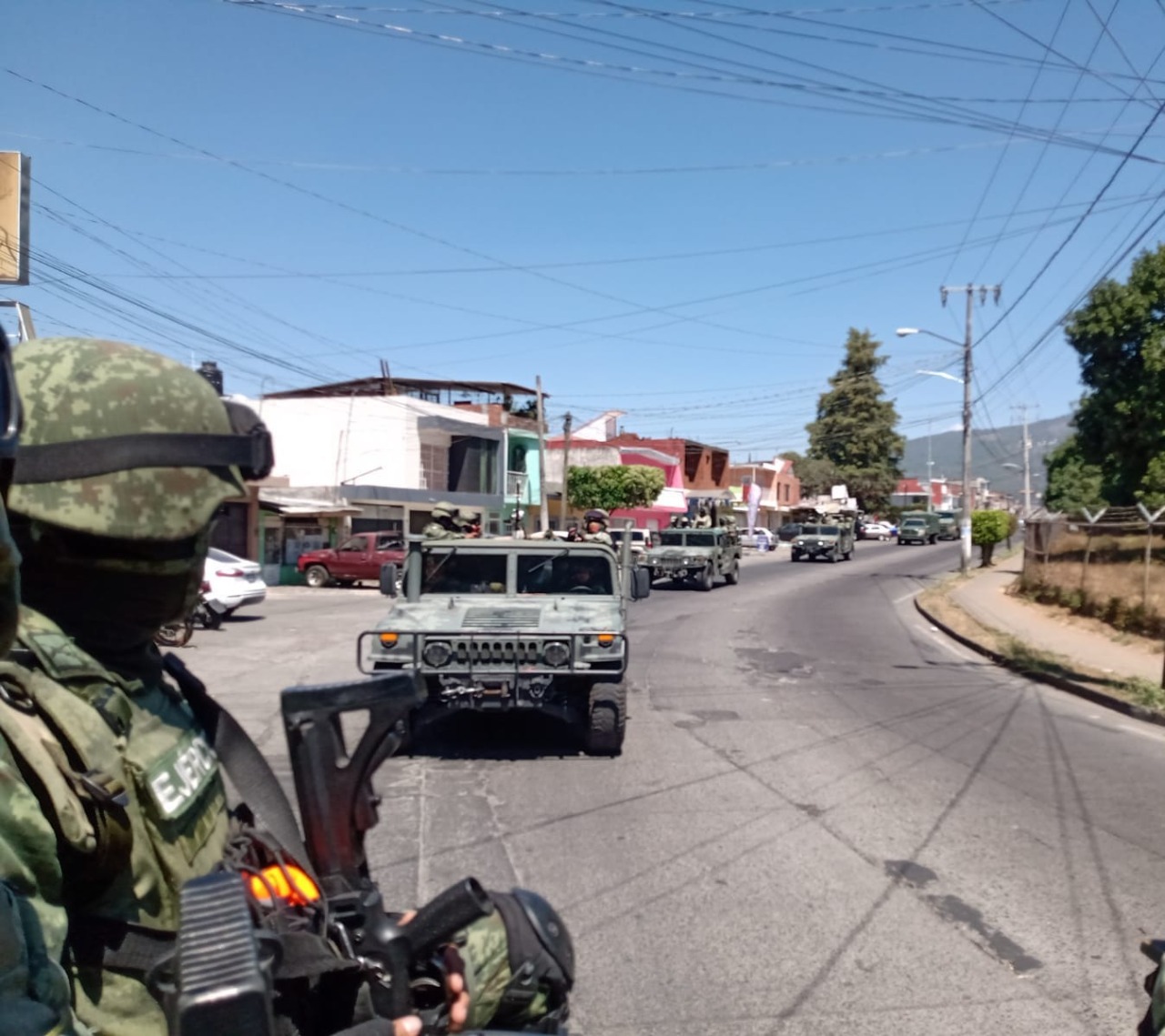 Arriban más de 300 militares a Uruapan para reforzar seguridad