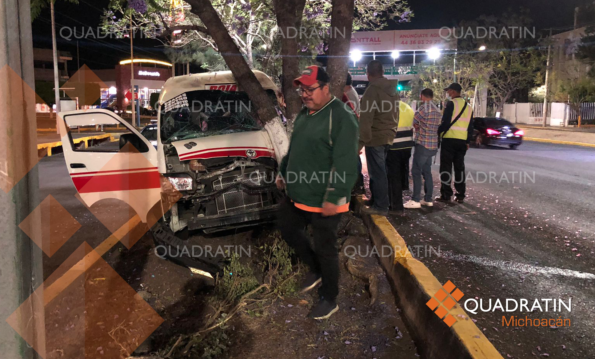 Choca combi contra un árbol en Libramiento de Morelia herido el chofer