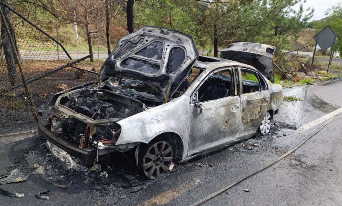 Se incendia vehículo por falla mecánica en la autopista Siglo 21