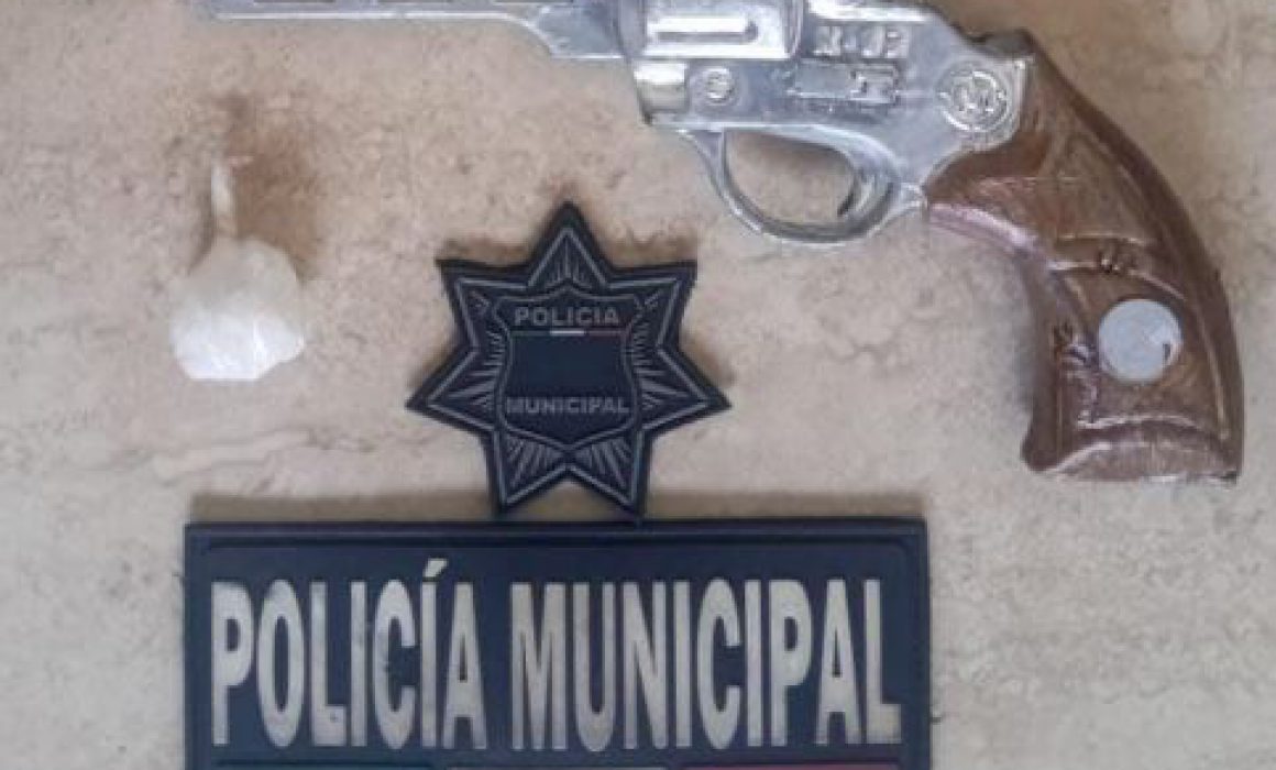 Detiene la SSP a uno con réplica de arma de fuero y droga