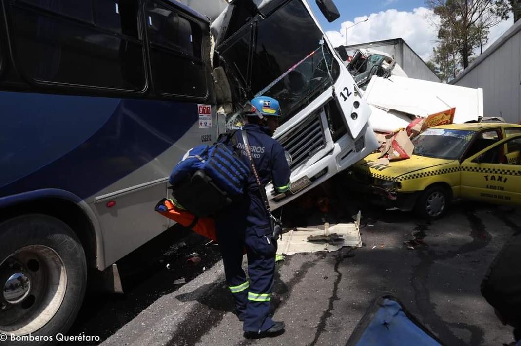 Tráiler causa choque múltiple y deja 36 lesionados en Querétaro