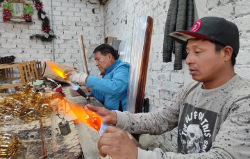 Elaborar esferas navideñas en Tlalpujahua una tradición que se hereda