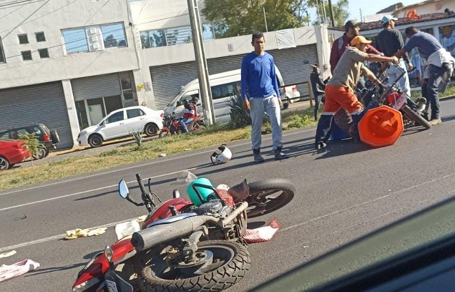 Chocan 2 motociclistas en el Periférico de Morelia un lesionado