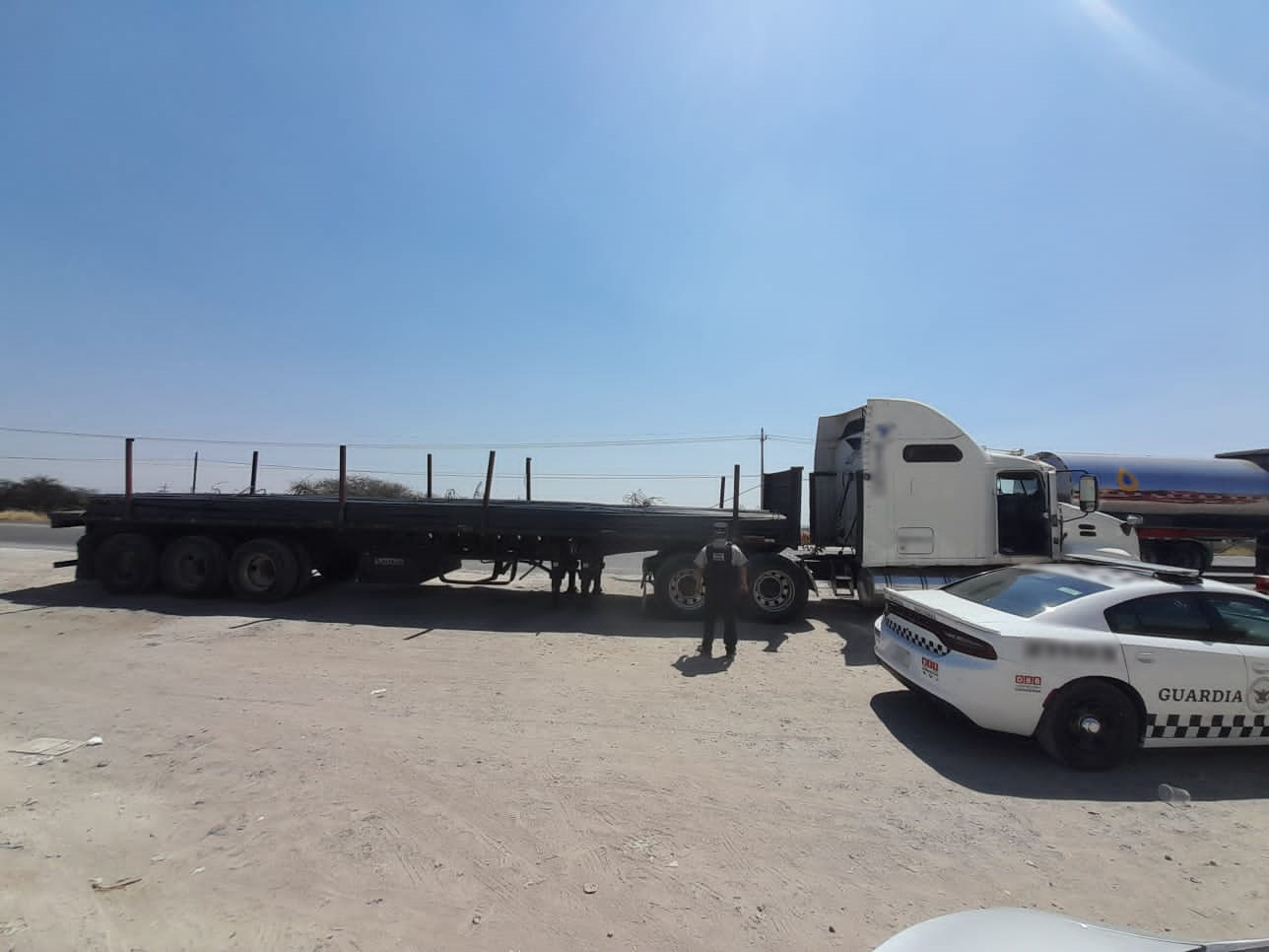 Localizan en Jalisco tráiler con 30 toneladas de varillas de acero