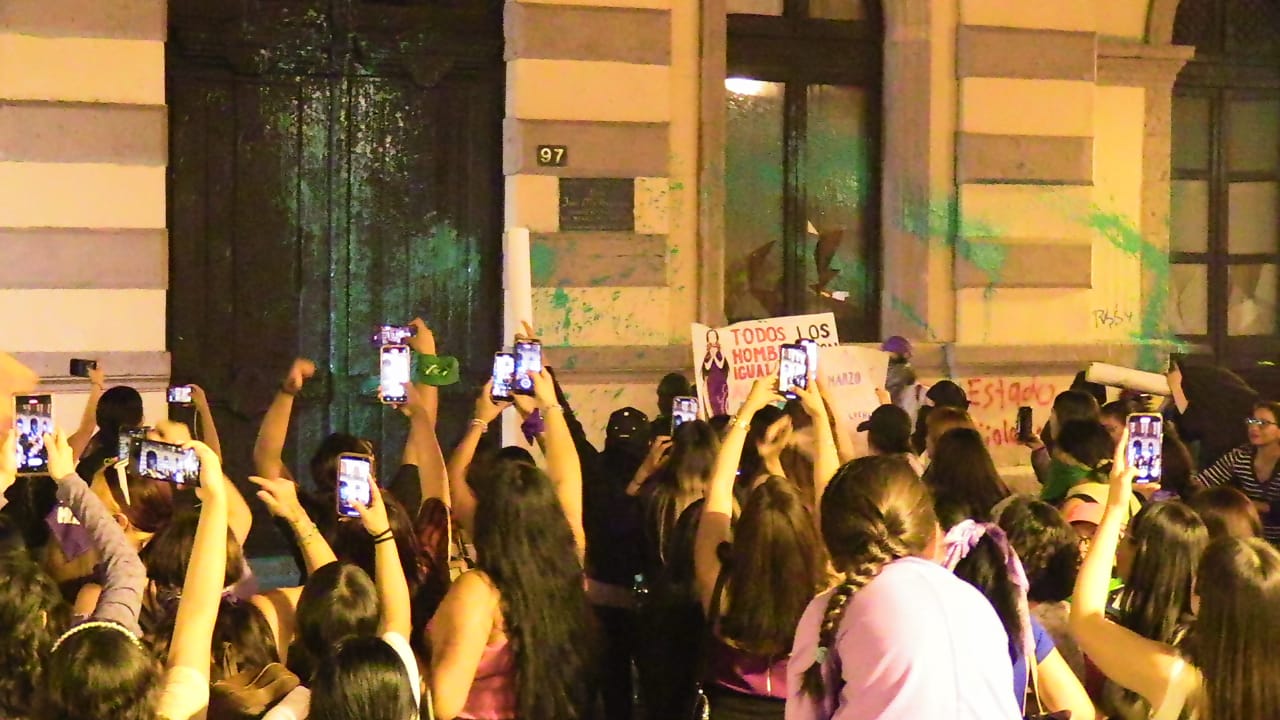 Inicia limpia de edificio del Congreso del Estado después de marcha 8M