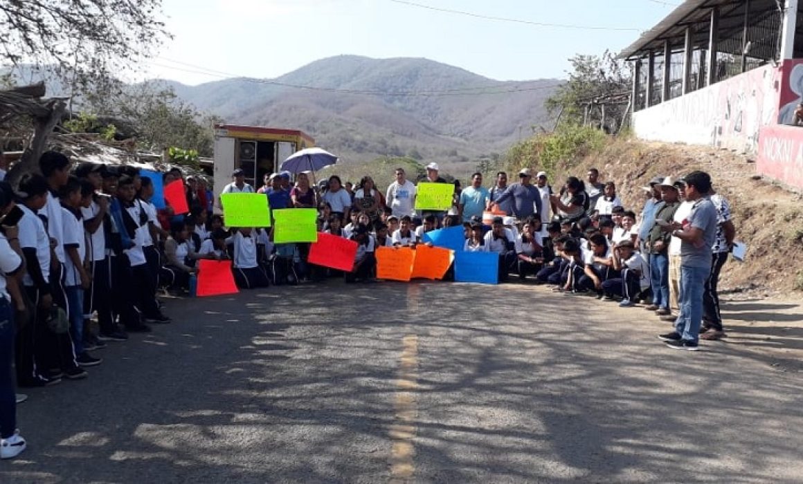 Se Manifiesta Comunidad Escolar De La Telesecundaria De Ostula Aquila