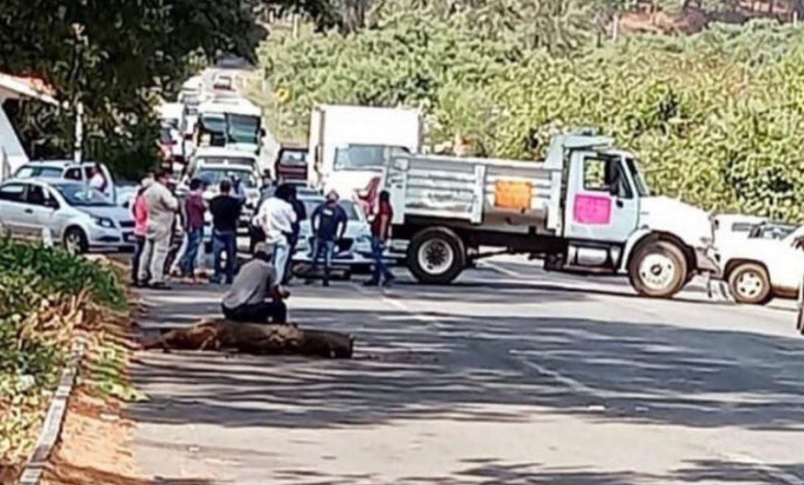 Bloquean Comuneros Carreteras En La Meseta Quadrat N Michoac N