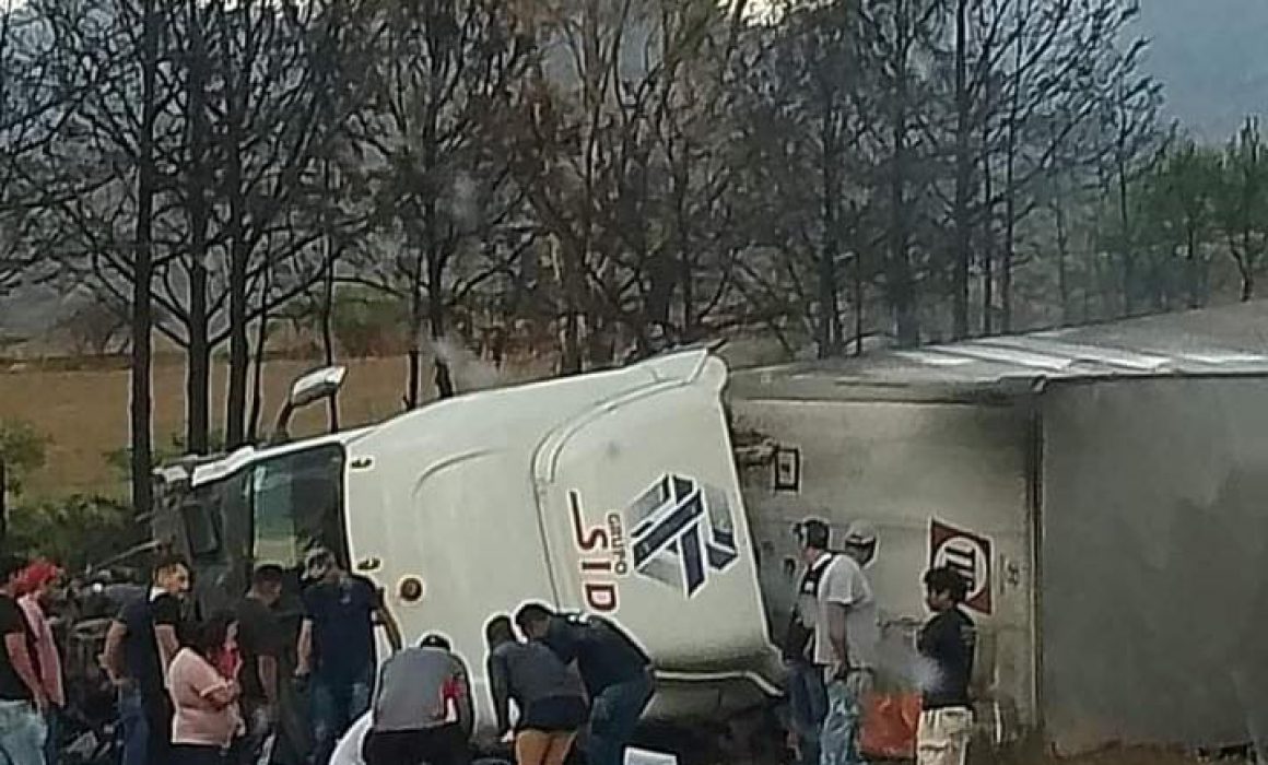 Un lesionado deja volcadura de tráiler en la autopista de Occidente