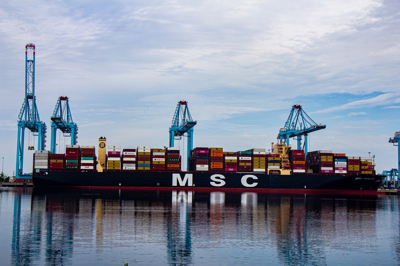 Atraca el gigantesco buque MSC Taylor en el puerto de Lázaro Cárdenas