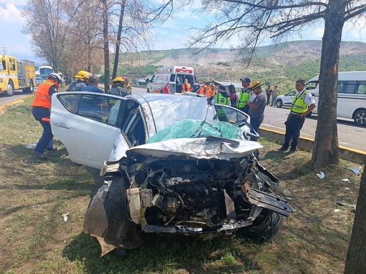 Impacta una mujer su vehículo contra un árbol en la Morelia Salamanca