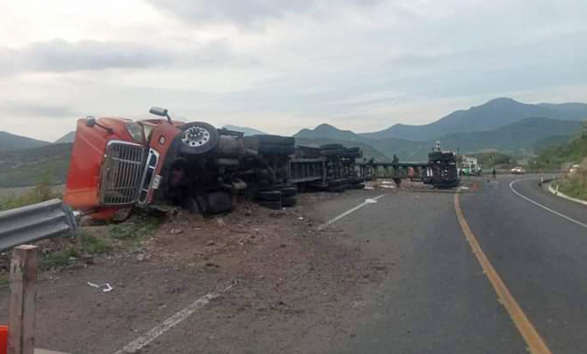 Vuelca tráiler en la autopista Siglo 21 Quadratín Michoacán