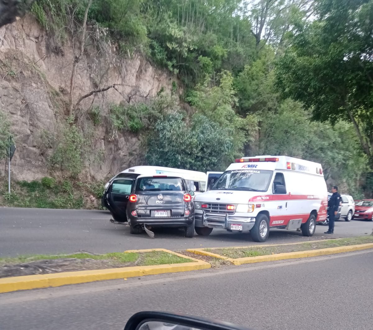 Percance Entre Auto Y Ambulancia Genera Tr Fico Pesado Al Sur De