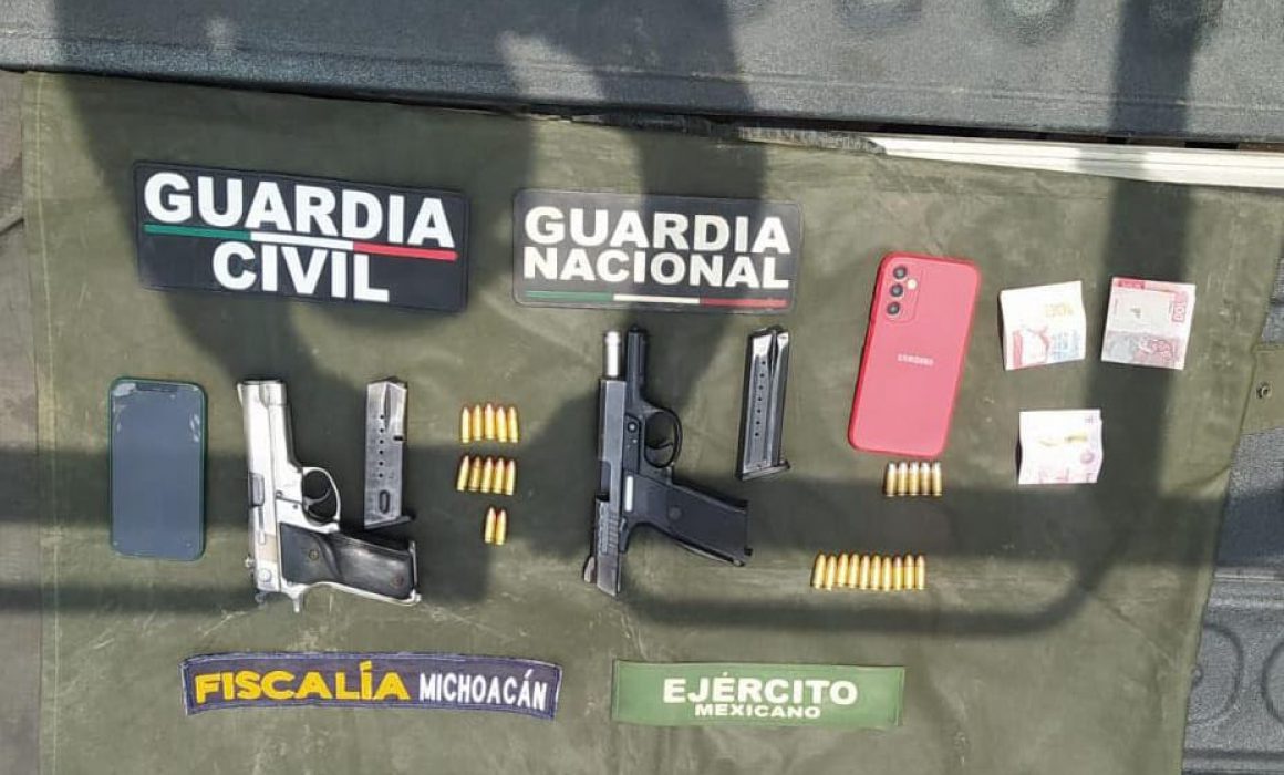 Detienen en Zitácuaro a 2 hombres con armas de fuego y municiones