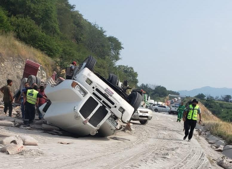 Cierran la Siglo 21 por Santa Casilda tras volcadura de tráiler