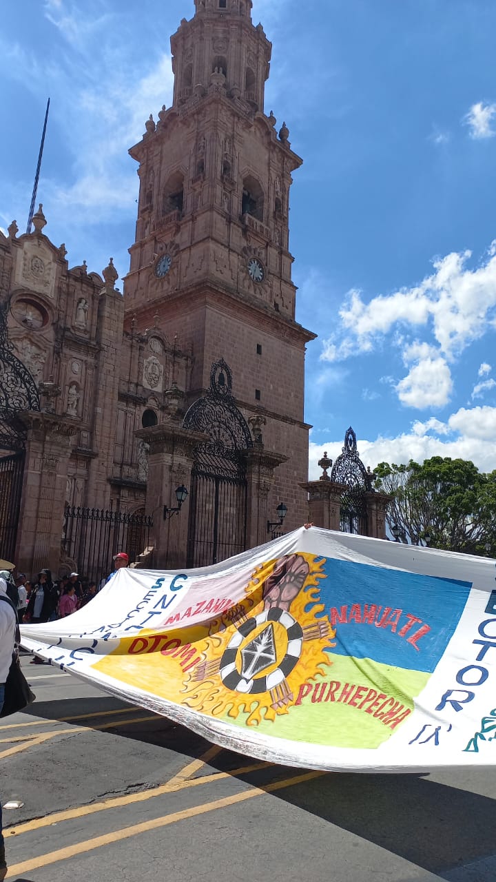 Morelia se manifiestan en el centro por Día de la Resistencia Indígena