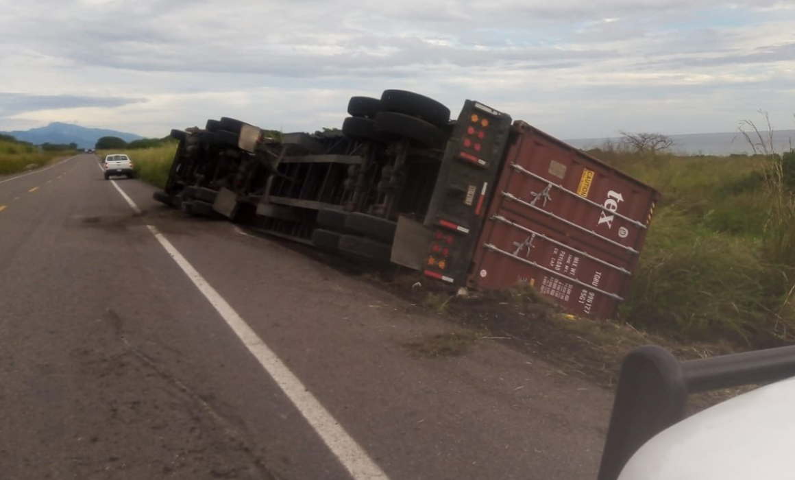 Por Presunto Exceso De Velocidad Vuelca Tr Iler En La Siglo