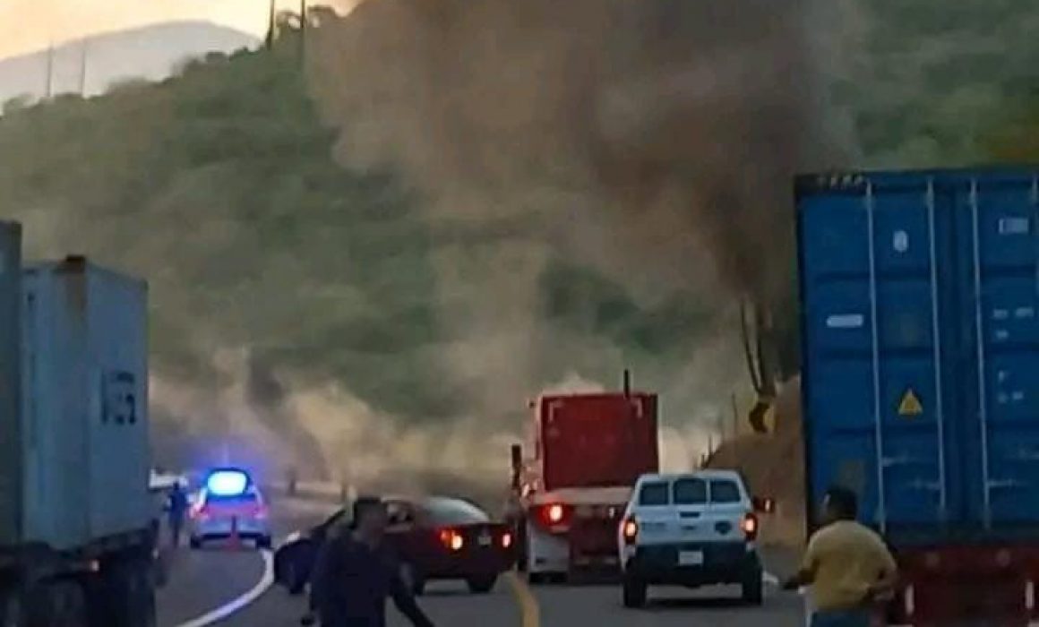 Se incendia tráiler en la Siglo 21 tras accidente Quadratín Michoacán