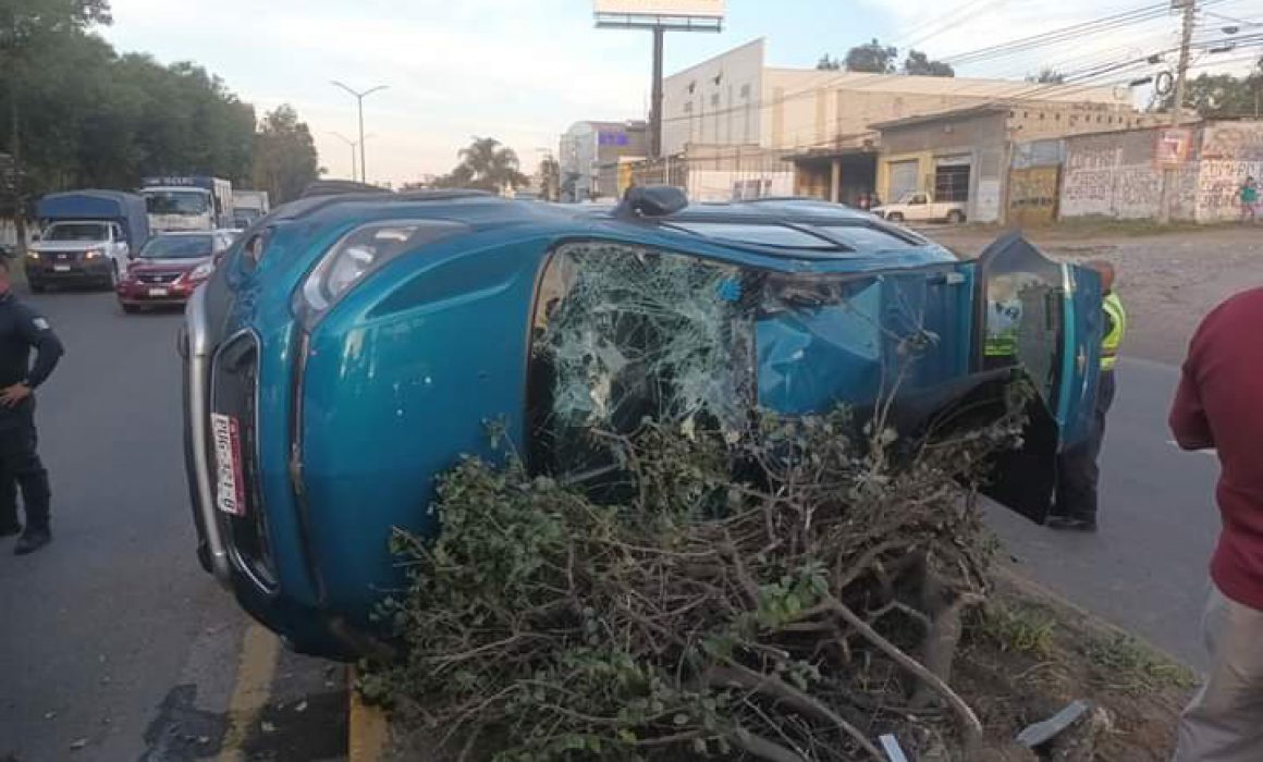 Choque y volcadura deja 2 lesionados en salida a Charo Quadratín