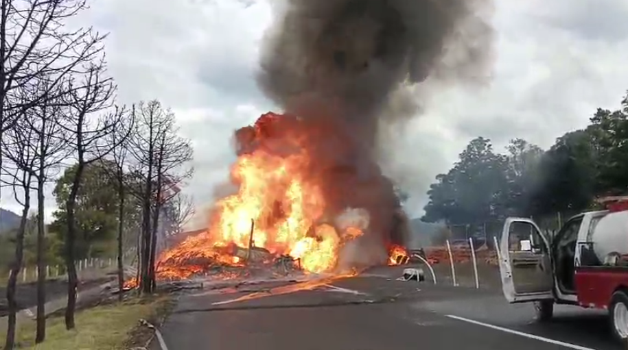 Incre Ble Otro Tr Iler Choca Contra Caseta De Zinap Cuaro Y Autos