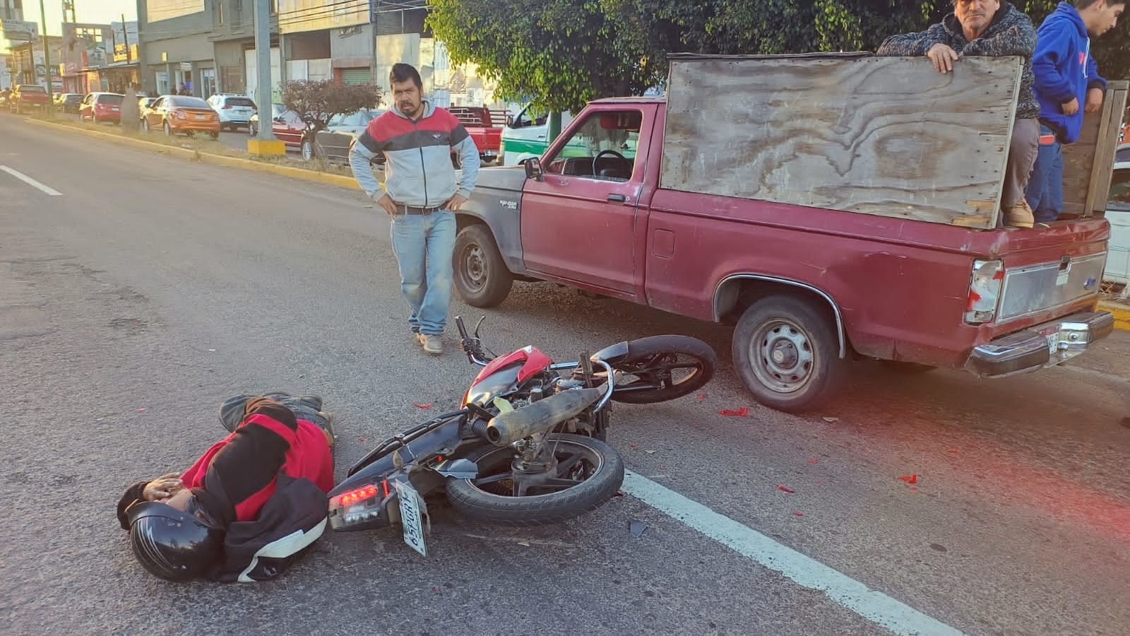 Se Registra Choque Entre Camioneta Y Motociclista En Salida A Charo