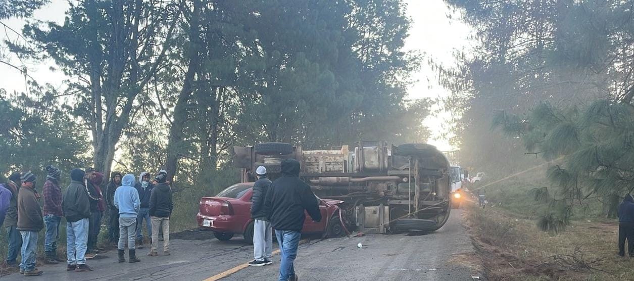 Choque En La Uruapan P Tzcuaro Deja Personas Heridas