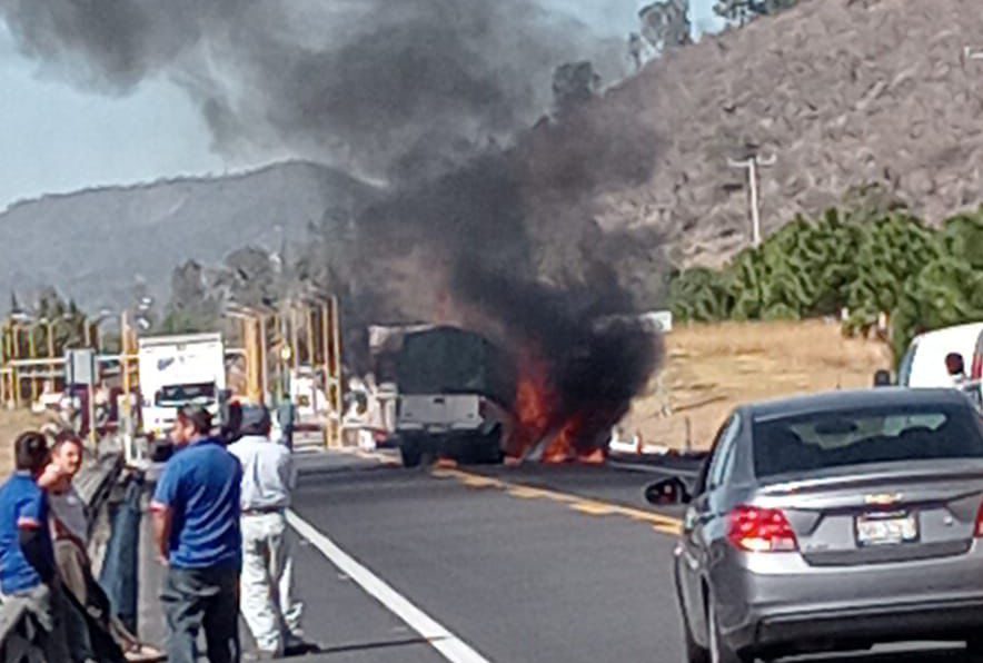 Chocan de frente 2 camionetas y se incendian en la Pátzcuaro Cuitzeo