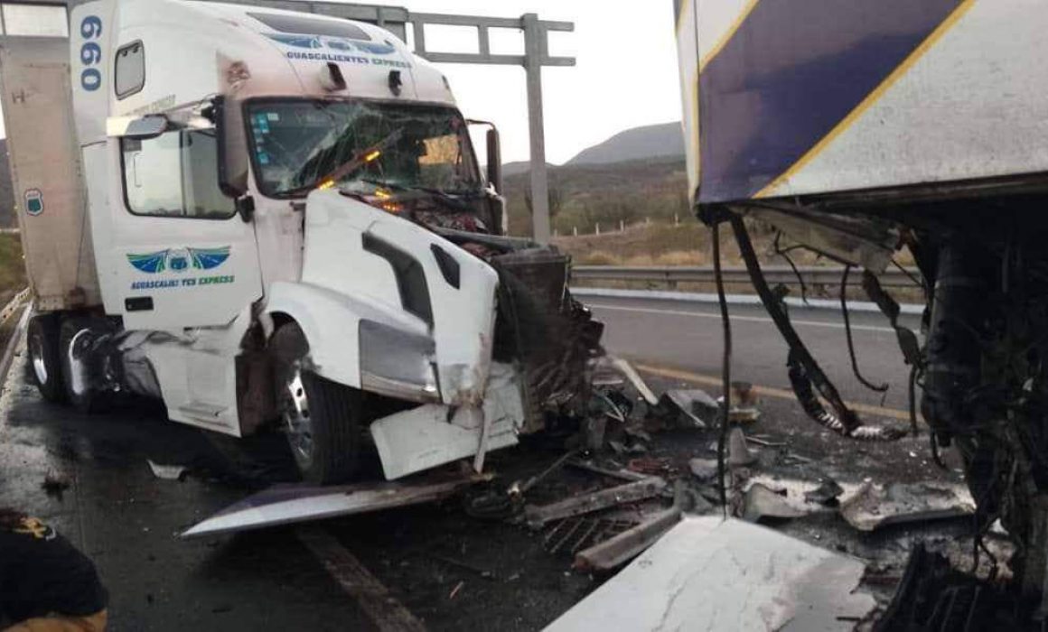 Lesionada una persona por choque entre autobús y tráiler en la Siglo 21