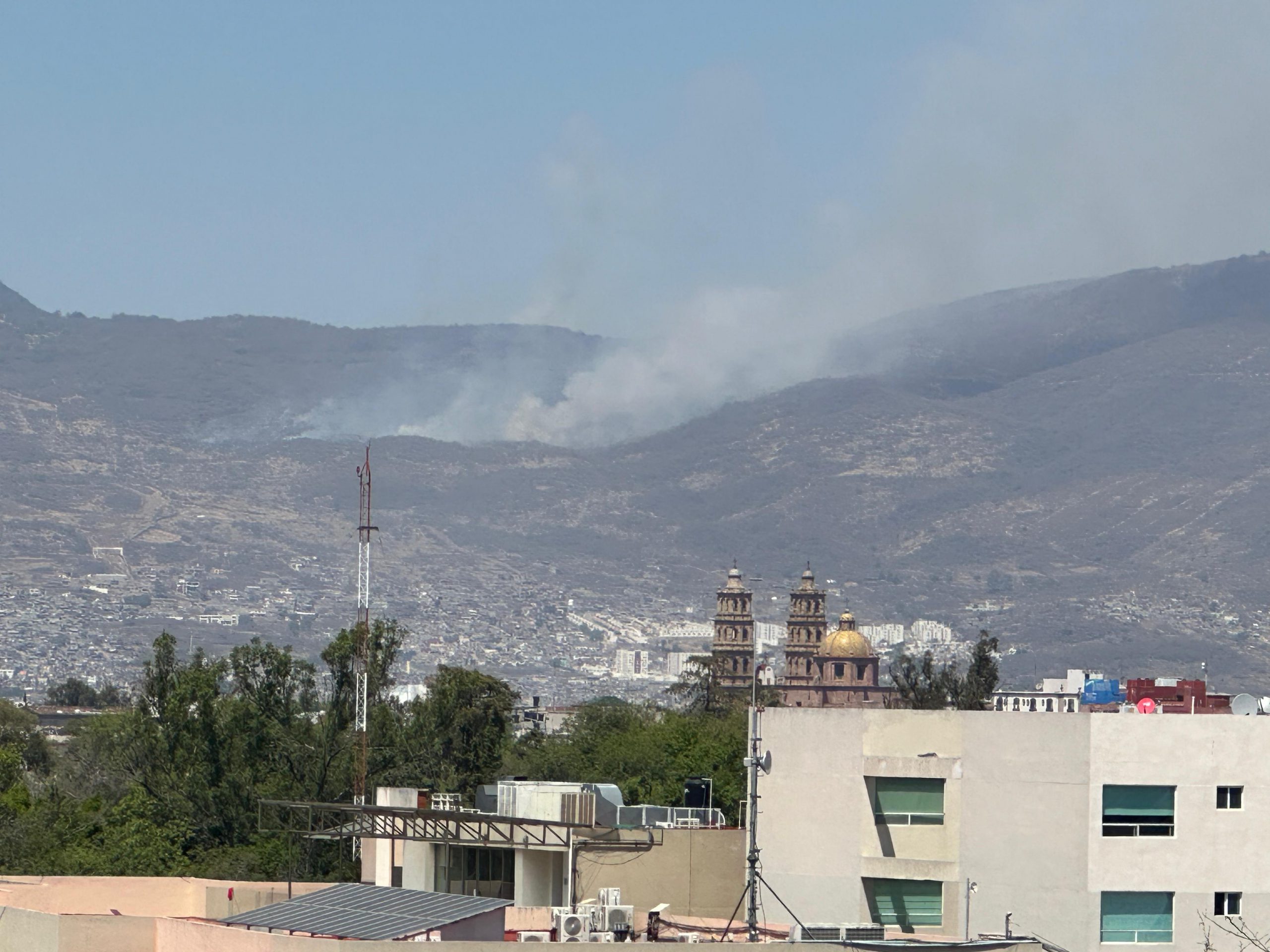 Van Hect Reas Afectadas Por Incendio En El Cerro Las Tetillas