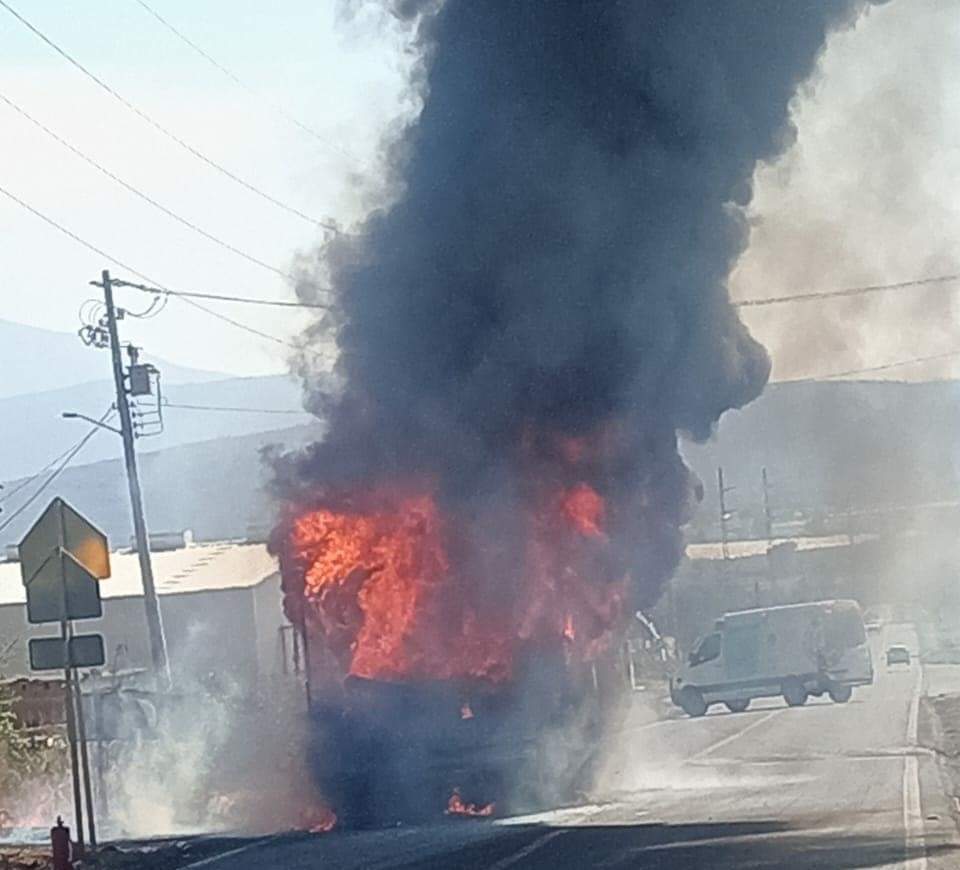 Se Incendia Camioneta Por Falla Mec Nica En La Zacapu Puru Ndiro