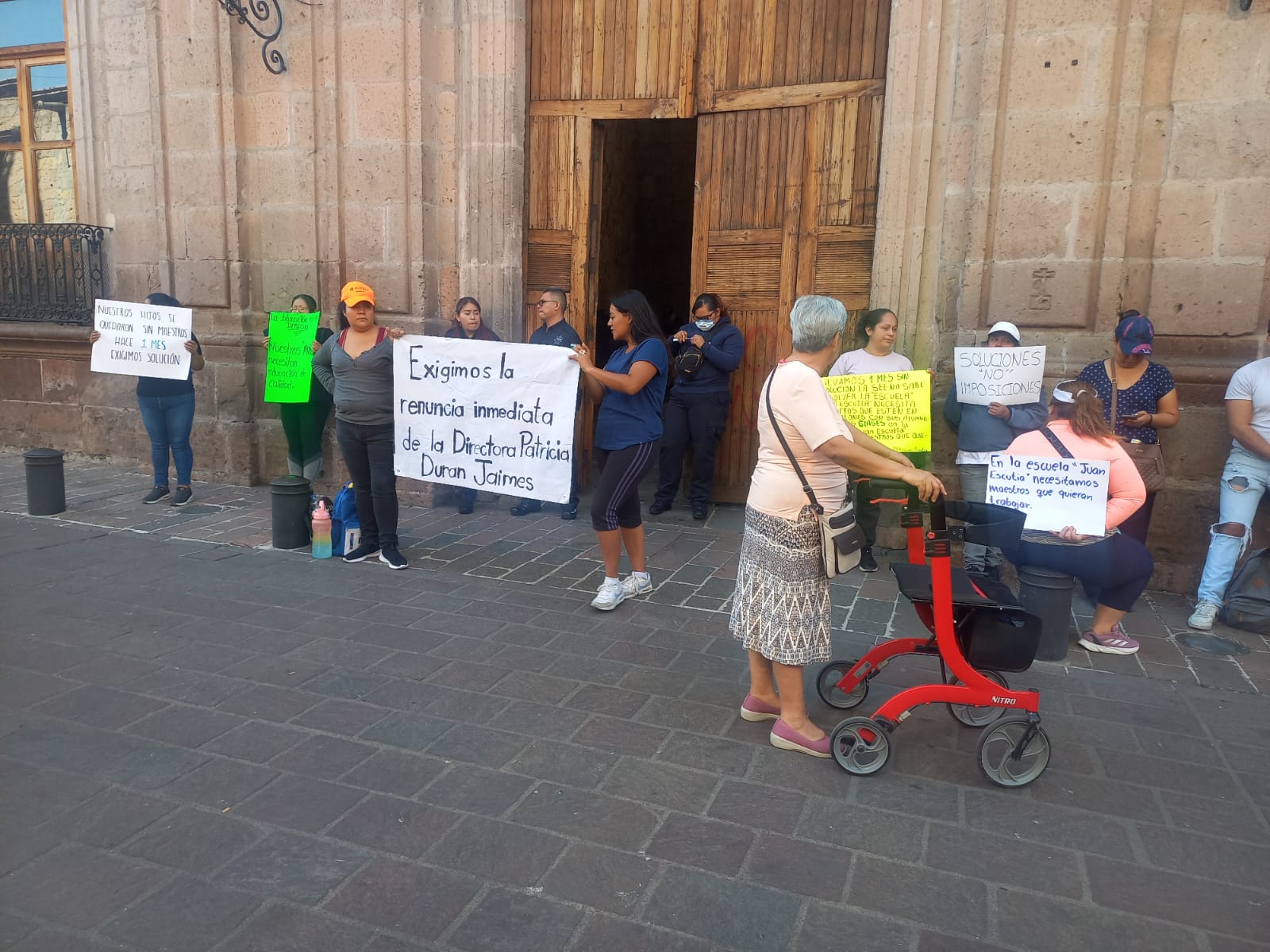 Padres De Familia Exigen Clases Para Sus Hijos En Palacio De Gobierno