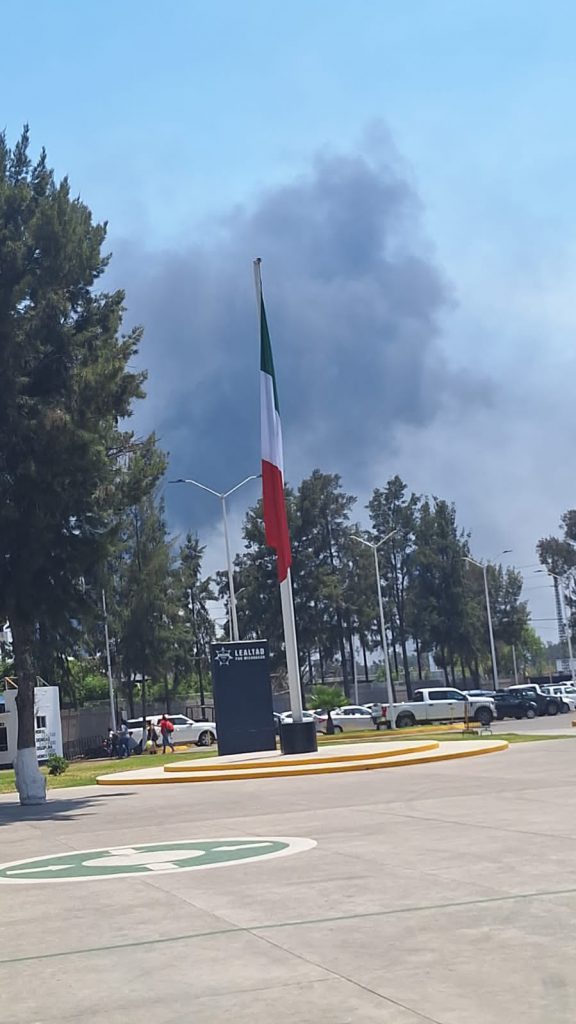 Se Incendia Recicladora En La Salida A P Tzcuaro Morelia Quadrat N