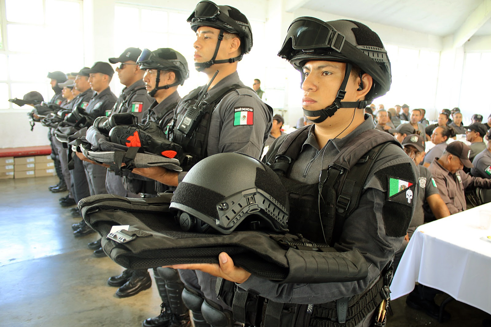 Entregan uniformes y equipo táctico a agentes de seguridad y custodia