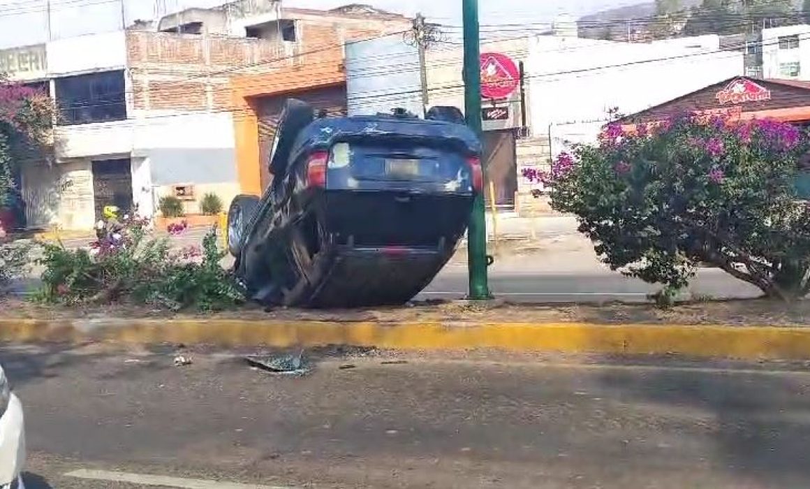 Morelia Vuelca Camioneta En La Salida A Charo Sin Lesionados