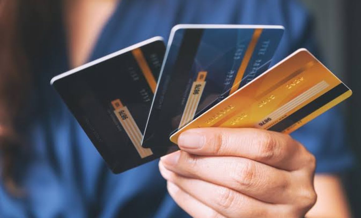 Advierten riesgos por mal uso de tarjetas de crédito en regreso a